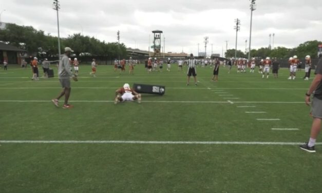 Tight End Perimeter Blocking Drill on Speed Option – University of Texas